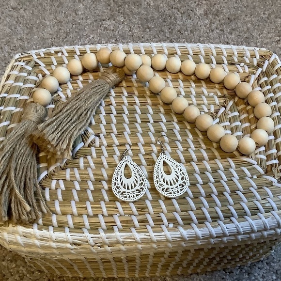 🏝️NEW🏝️Dangle Earrings / Retro Wood Hollow Earrings - Picture 2 of 5